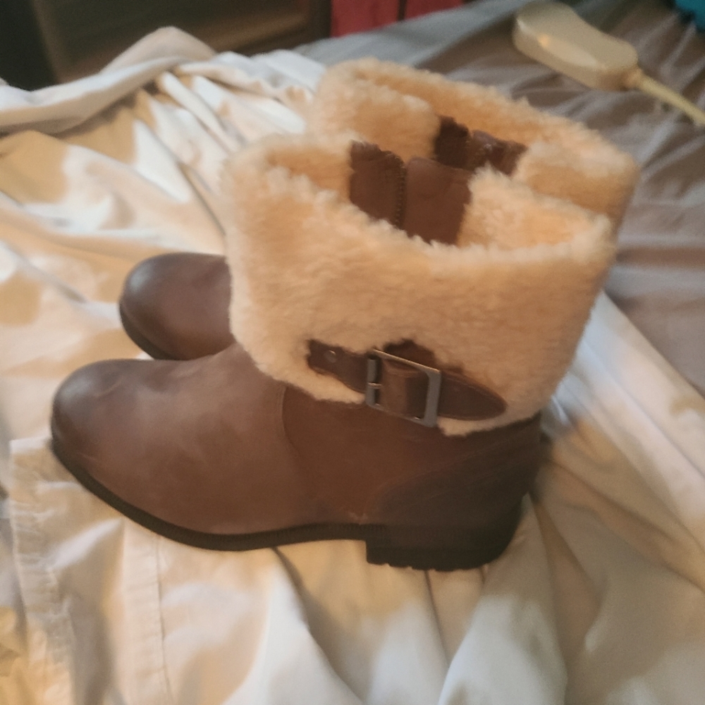 Ugg boots dk brown and cream